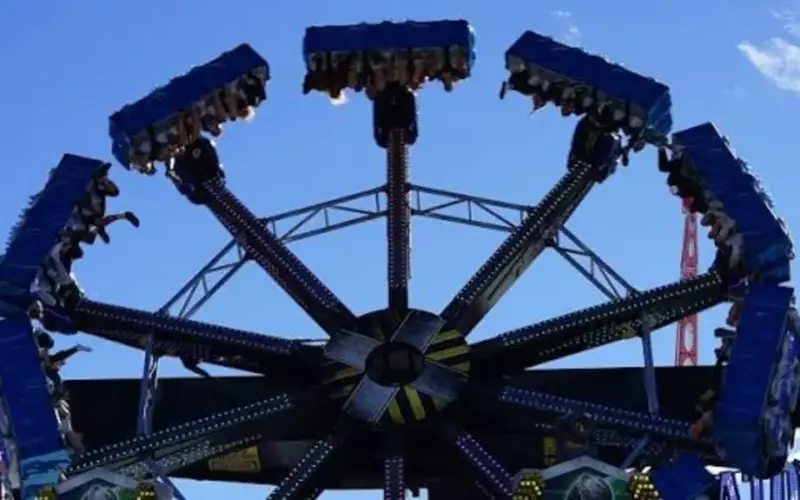 Atrakcija otkazala usred vožnje na Oktoberfestu : Putnici visili naglavačke