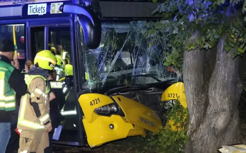 Autobus izleteo sa kolovoza u Berlinu: Povređeno 15 osoba