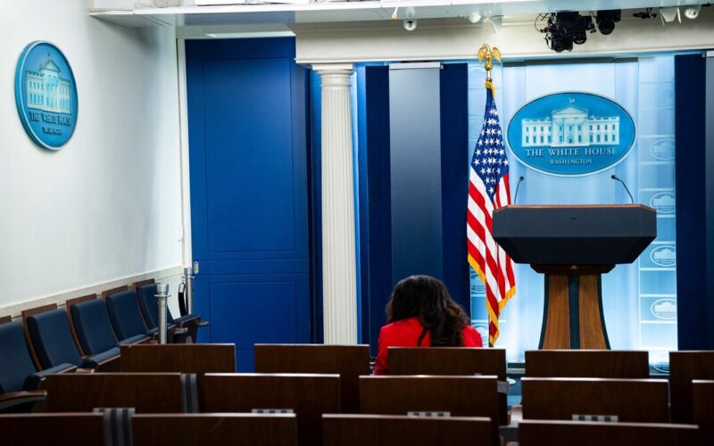 CNN, MS NOW i Politiko tuže Belu kuću zbog oduzetih akreditacija