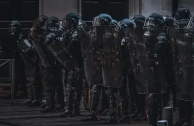 Francuska posle nereda kod Tura: Deset policajaca povređeno
