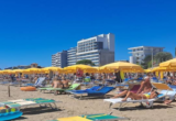 Kobni sukob na grčkoj plaži: Muškarac preminuo zbog ležaljke