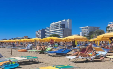 Kobni sukob na grčkoj plaži: Muškarac preminuo zbog ležaljke