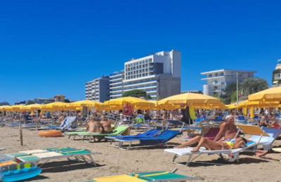 Kobni sukob na grčkoj plaži: Muškarac preminuo zbog ležaljke