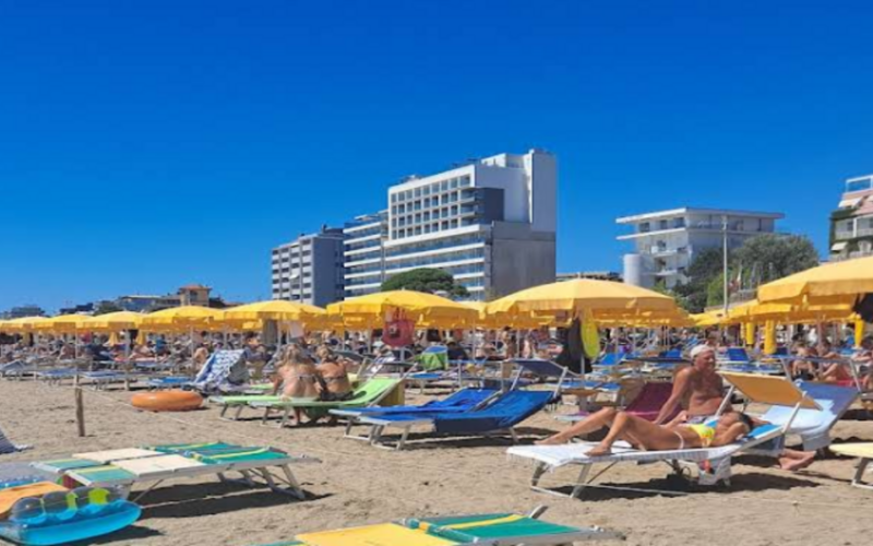 Kobni sukob na grčkoj plaži: Muškarac preminuo zbog ležaljke
