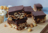 Obožavate Snickers? Ove proteinske kockice prave se bez pečenja