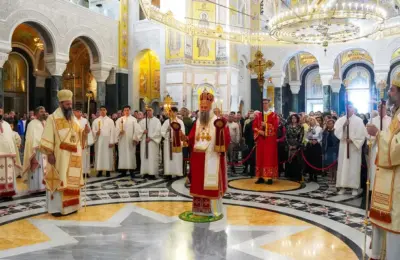Patrijarh Porfirije služio liturgiju u Hramu Svetog Save: „Neka nas krst povezuje sa Bogom i jedne s drugima“