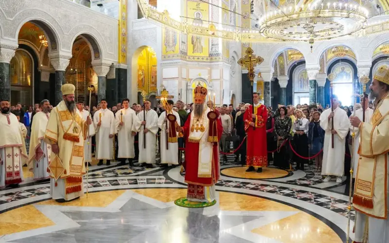 Patrijarh Porfirije služio liturgiju u Hramu Svetog Save: „Neka nas krst povezuje sa Bogom i jedne s drugima“