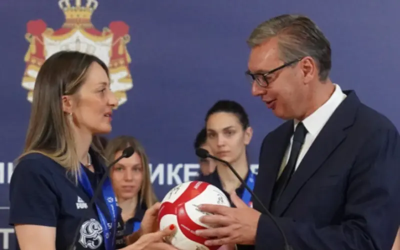 Predsednik Vučić najavio podršku sportovima koji donose medalje: Odbojkašice dobijaju novi dom