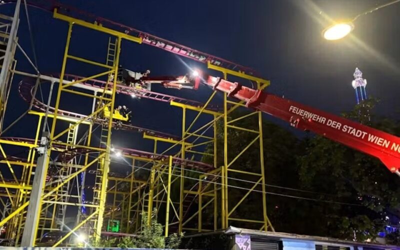 Rolerkoster stao u Beču: Pet osoba satima čekalo spasavanje
