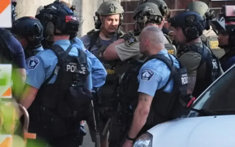SAD: Pucnjava u zgradi, troje poginulo – Među ranjenima tri policajca