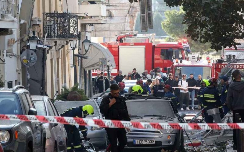 Snažna eksplozija potresla Atinu: Srušila se zgrada, traga se za pet osoba