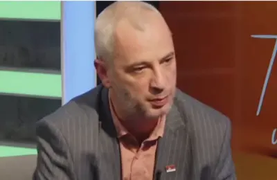 Spasoje Tomić: Da li je Ilija Srdanović u stvari AI karikatura?