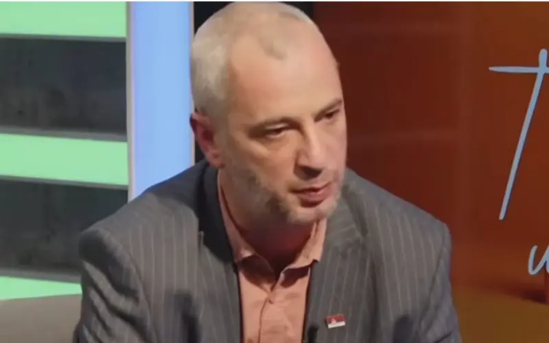Spasoje Tomić: Da li je Ilija Srdanović u stvari AI karikatura?