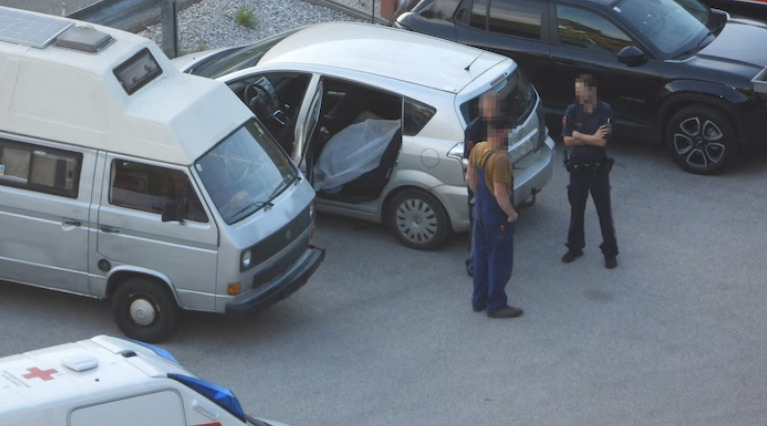 Telo muškarca pronađeno u automobilu auto-salona u Austriji