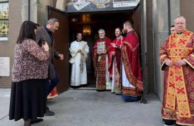 “Upoznajte srpsko stradanje“ u Čikagu: Kamioni prošli gradom i bili izloženi ispred Sabornog hrama