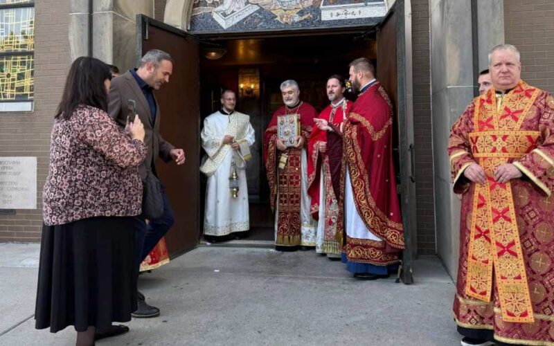 “Upoznajte srpsko stradanje“ u Čikagu: Kamioni prošli gradom i bili izloženi ispred Sabornog hrama