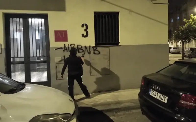 „Napolje turisti“: U Madridu sabotirani ulazi u 153 stana na dan