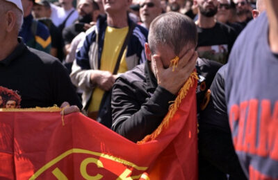 Na aerodromu u Prištini protest pristalica tzv. OVK pred dolazak Ursule fon der Lajen
