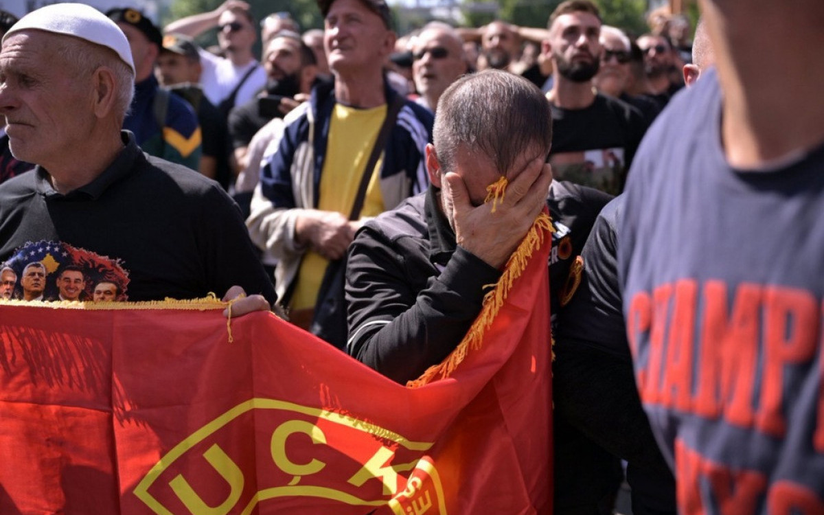 Na aerodromu u Prištini protest pristalica tzv. OVK pred dolazak Ursule fon der Lajen
