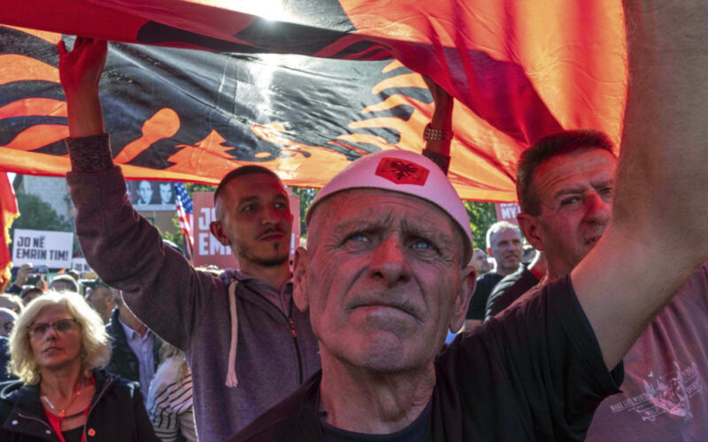 Polomljeni prozori skupštine u Prištini, demonstranti blokiraju ulaz