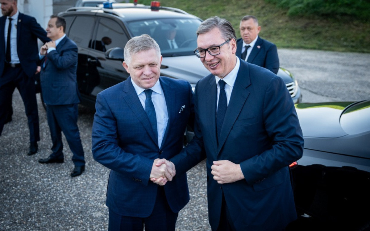 Fico napustio samit EU da bi podržao Vučića u Novom Sadu: „Vodi suverenu politiku koja mi je uzor“