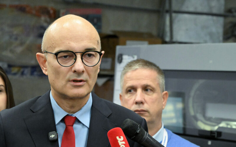 Birališta otvorena, na pojedinim mestima bilo kašnjenja