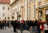 Dugi redovi ispred Ambasade Srbije u Ljubljani za glasanje na parlamentarnim izborima