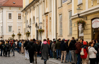 Dugi redovi ispred Ambasade Srbije u Ljubljani za glasanje na parlamentarnim izborima