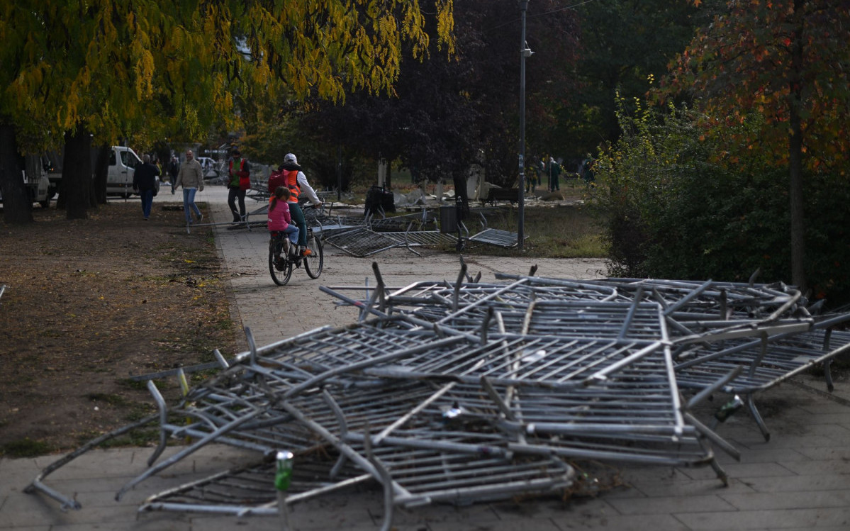 Pionirski park u pet slika: Mirno jutro, a ograde polomljene, šatori porušeni, i kola spaljena