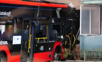 Autobus pun dece udario u kuću u Nemačkoj: Povređeno 14 osoba