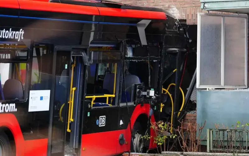 Autobus pun dece udario u kuću u Nemačkoj: Povređeno 14 osoba