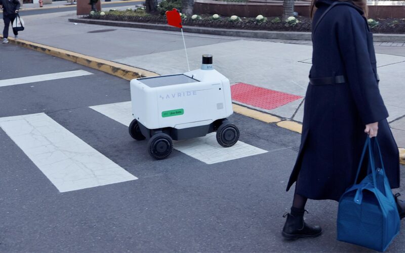 Bes na ulicama Amerike: Građani šutiraju i prevrću robote za dostavu