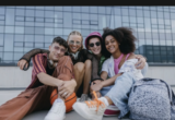 ,,Birkenstock” sa čarapama i haos od šara: Da li je Gen Z pronašla novi stil ili izgubila ukus?