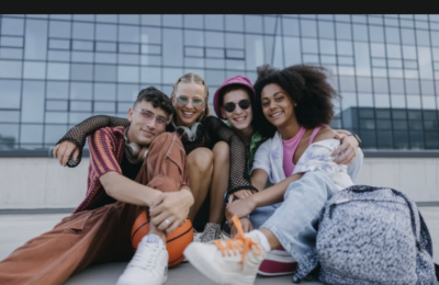 ,,Birkenstock” sa čarapama i haos od šara: Da li je Gen Z pronašla novi stil ili izgubila ukus?