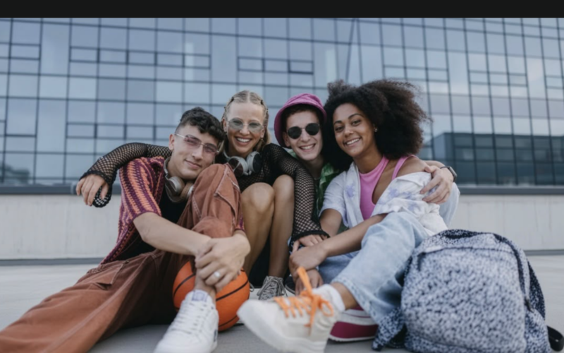 ,,Birkenstock” sa čarapama i haos od šara: Da li je Gen Z pronašla novi stil ili izgubila ukus?