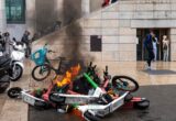 Brutalan napad u Marseju: Žena pokušala da spreči vandalizam, zadobila opekotine