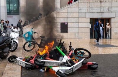 Brutalan napad u Marseju: Žena pokušala da spreči vandalizam, zadobila opekotine