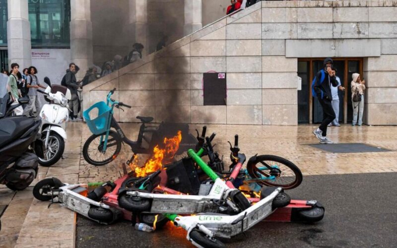 Brutalan napad u Marseju: Žena pokušala da spreči vandalizam, zadobila opekotine