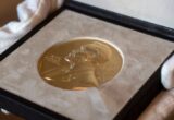 Frensisu Halzenu Nobel za fiziku: U antarktičkom ledu pronašao kosmičke tragove