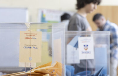 Izborna kampanja u Srbiji polarizovana, prijavljeni pritisci na birače i novinare