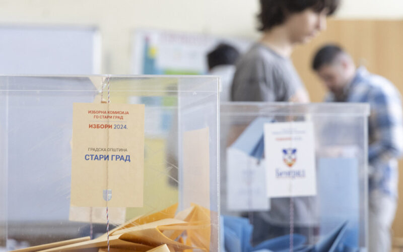 Izborna kampanja u Srbiji polarizovana, prijavljeni pritisci na birače i novinare