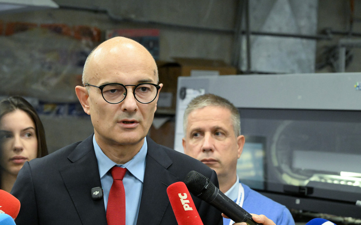 Prvo obraćanje RIK-a - Dimitrijević: Birališta otvorena, na pojedinim mestima kasnilo se sa početkom glasanja