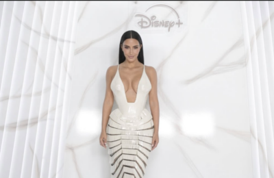 Kim Kardašijan na premijeri serije ,,All’s Fair” iznenadila nežnijim izdanjem: Koža u prvom planu