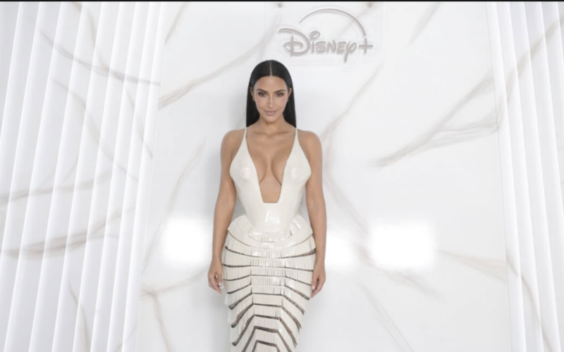 Kim Kardašijan na premijeri serije ,,All’s Fair” iznenadila nežnijim izdanjem: Koža u prvom planu