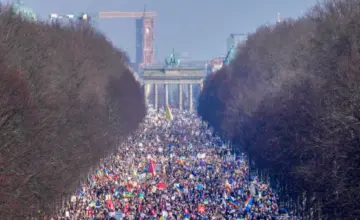 Ko šalje mlade na ulice Berlina? Aktivisti otišli, nejasno ko vodi protest