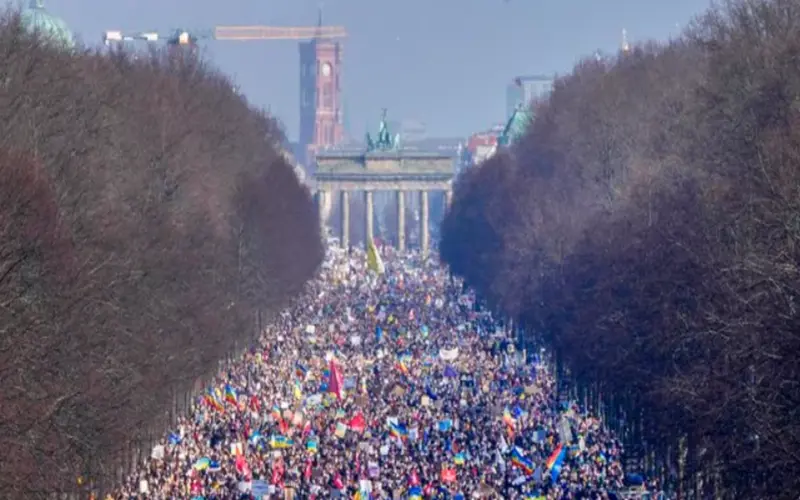 Ko šalje mlade na ulice Berlina? Aktivisti otišli, nejasno ko vodi protest