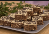 Lešnik kocke sa dve vrste čokolade: Jednostavan kolač za svaku priliku