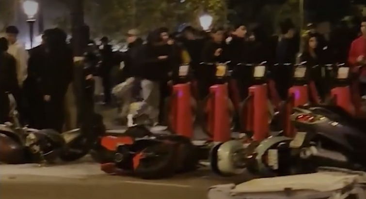 Maskirane grupe palile kontejnere i rušile motocikle u Barseloni
