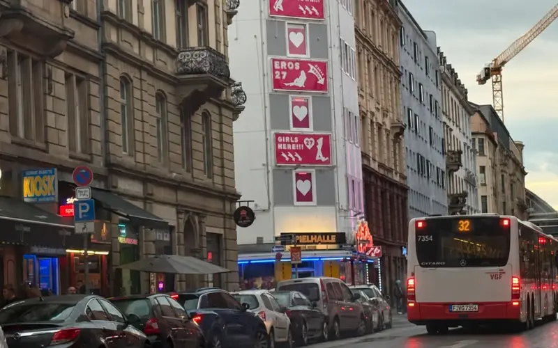 Mladić ponovo krade autobus u Nemačkoj: Bez dozvole krenuo sa putnicima
