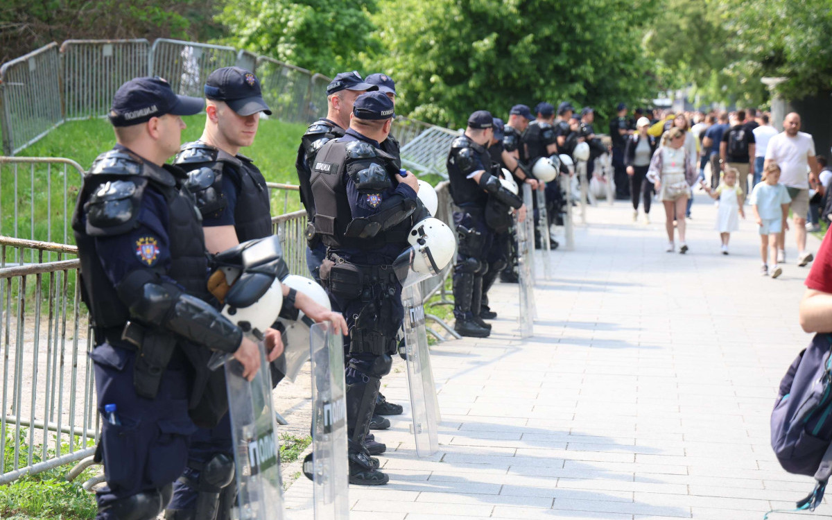 U Pionirskom parku jutros mirno, ograde polomljene, šatori porušeni